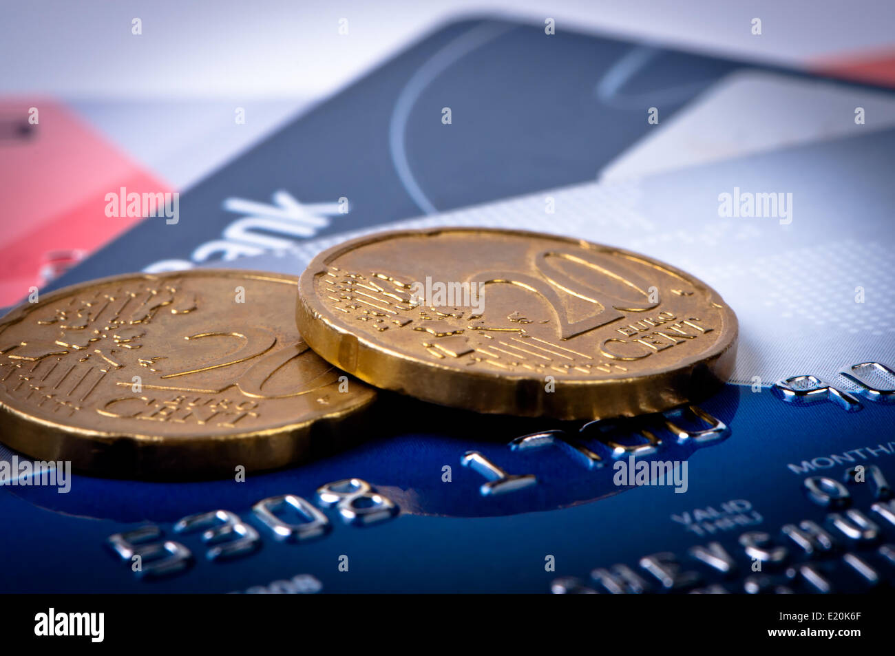 Kreditkarten und Münzen Makro. Stockfoto
