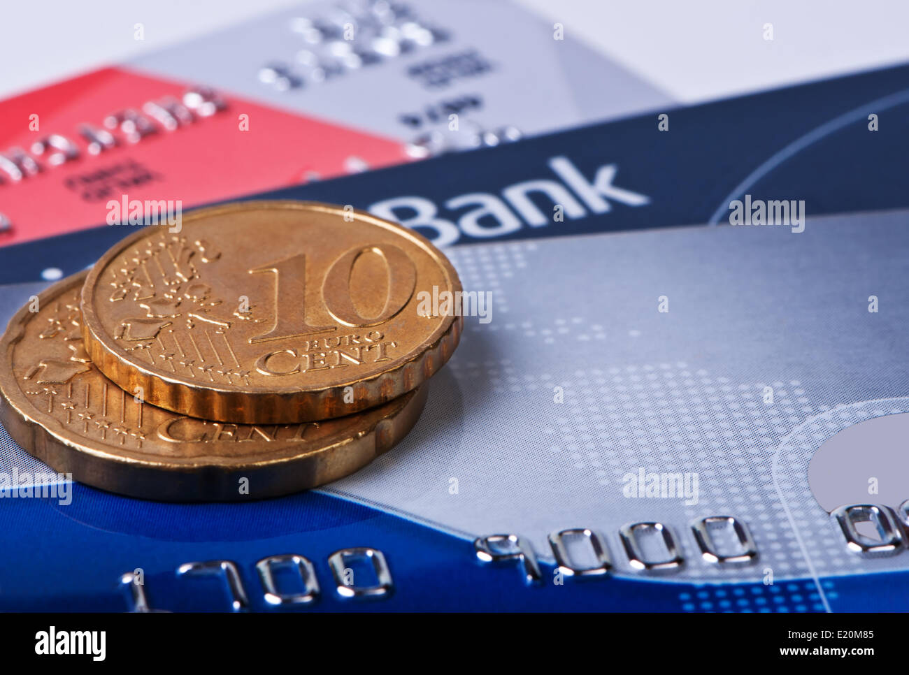 Kreditkarten und Münzen Euro-Cent-Makro. Stockfoto