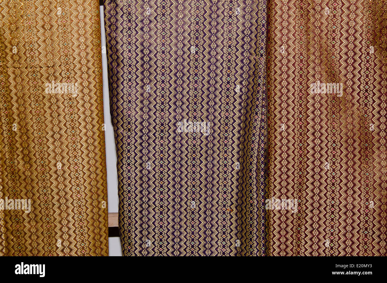 Indonesien, Insel Lombok, Sukarare. Berühmte Handwerksdorf bekannt für qualitativ hochwertige handgewebte Textilien (genannt Songket). Stockfoto