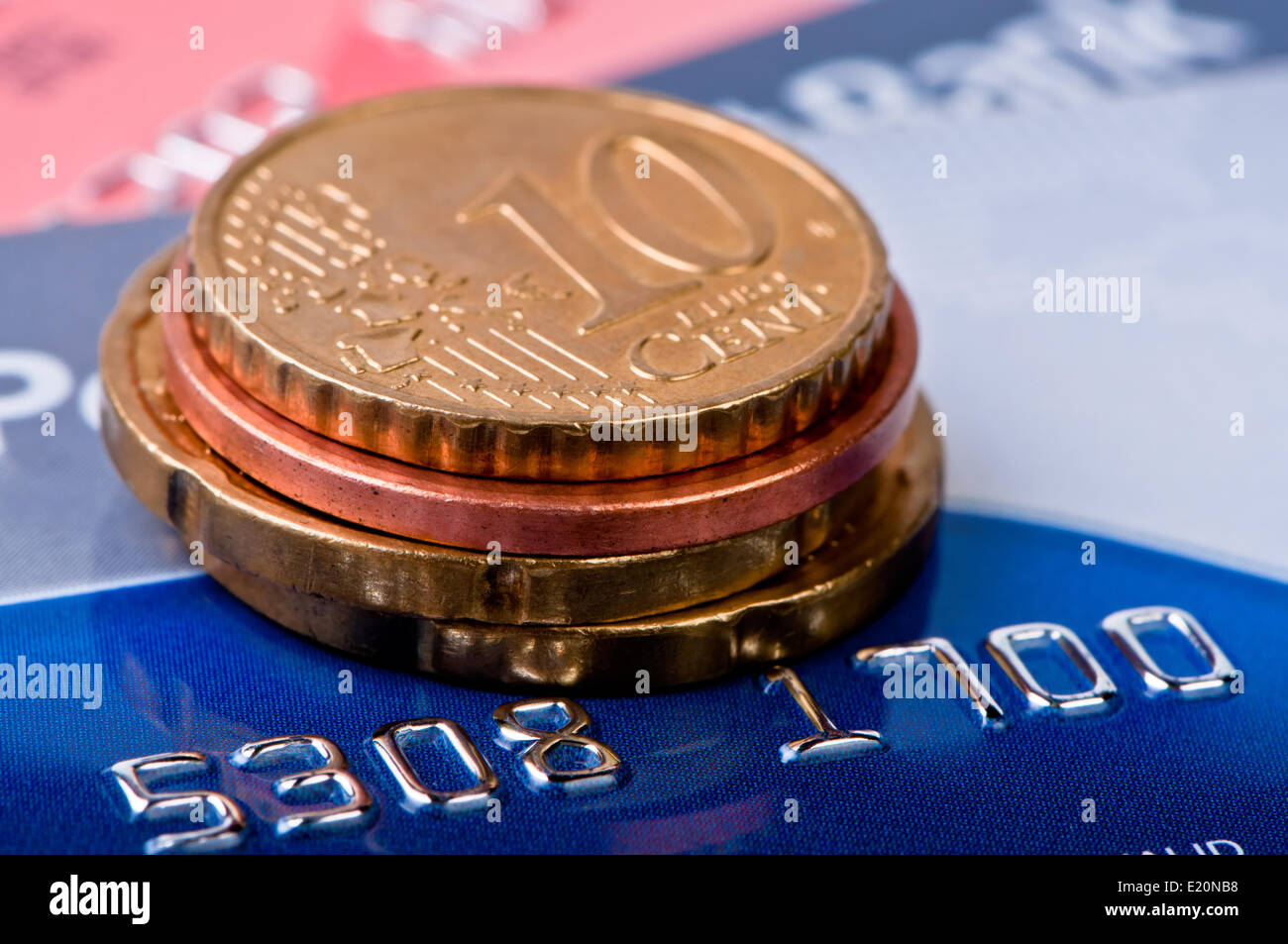 Kreditkarten und Haufen Münzen hautnah. Stockfoto
