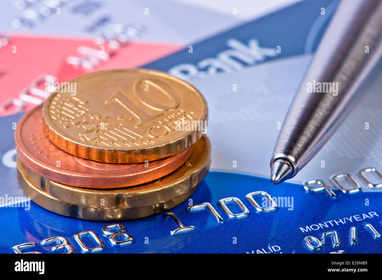 Münzen von Eurocent, Kreditkarten und Stift. Stockfoto