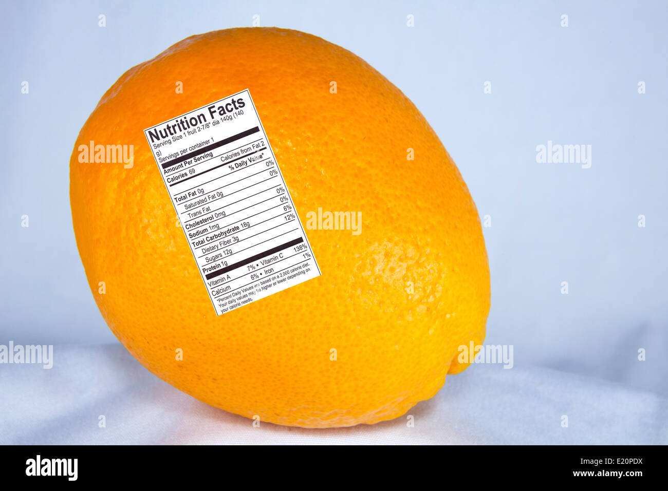 Orange mit ernährungsphysiologische Tatsache label Stockfoto
