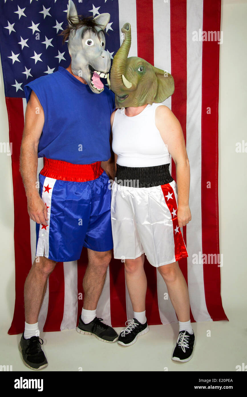 Politische Gegner - republikanische und demokratische - posiert vor einer amerikanischen Flagge Stockfoto