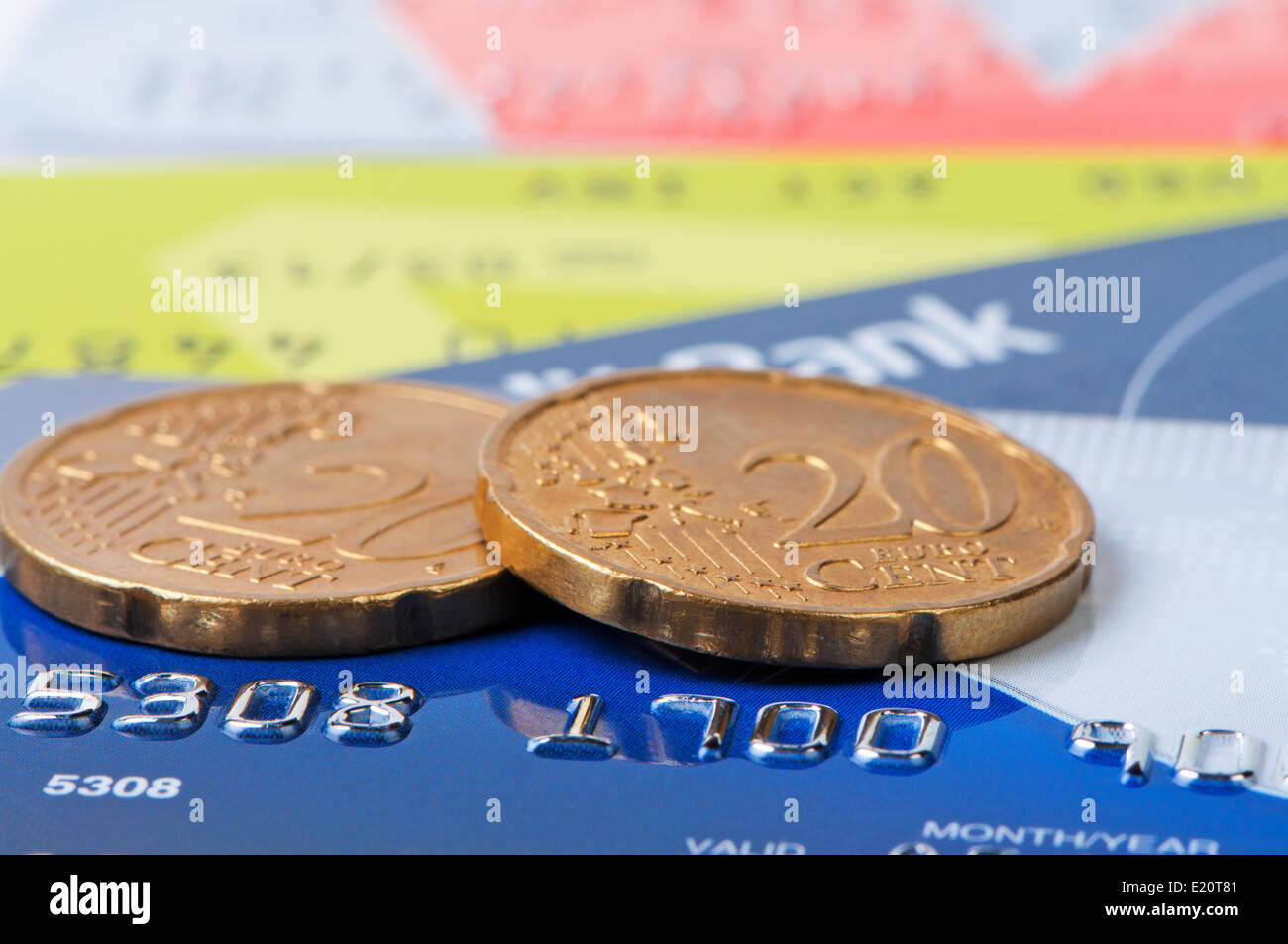 Kreditkarten und Euro-Cent Münzen hautnah. Stockfoto