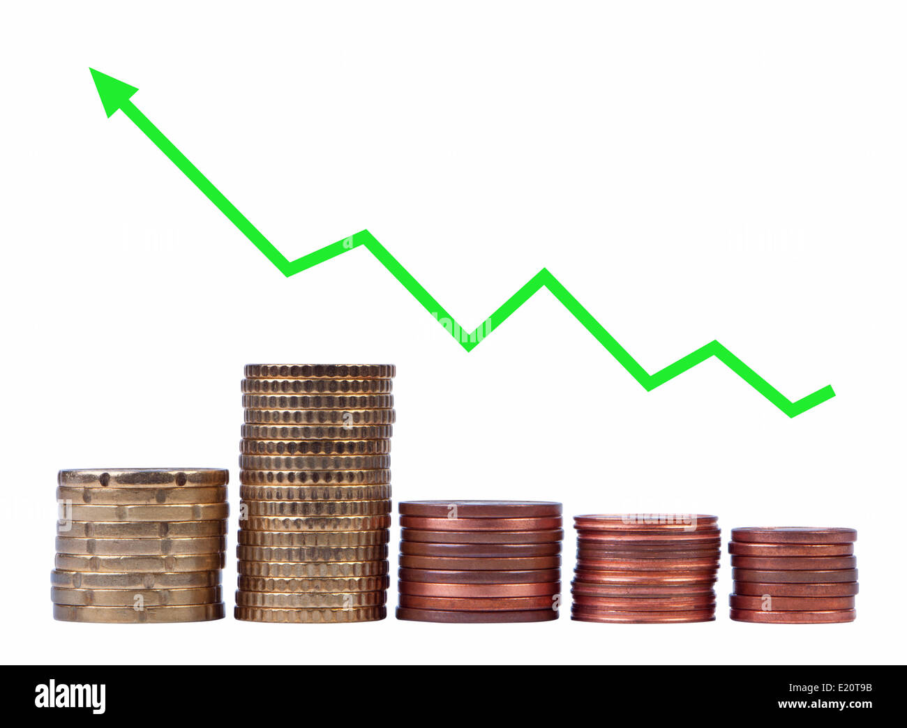 Stapel von Münzen mit dem Pfeil isoliert. Stockfoto