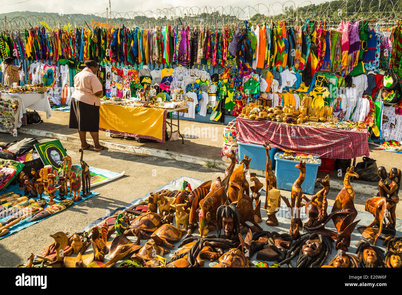 Souvenirs aus der Region zum Verkauf an den Hafen von Ocho Rios