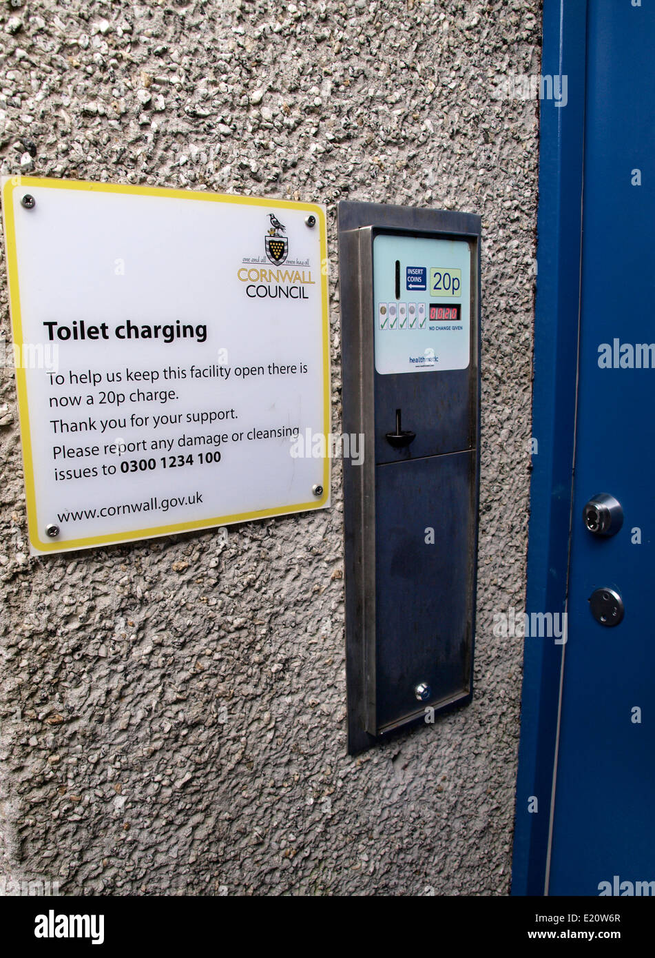 Cornwall Rat jetzt laden mithilfe von öffentlichen Toiletten, Padstow, Cornwall, UK Stockfoto