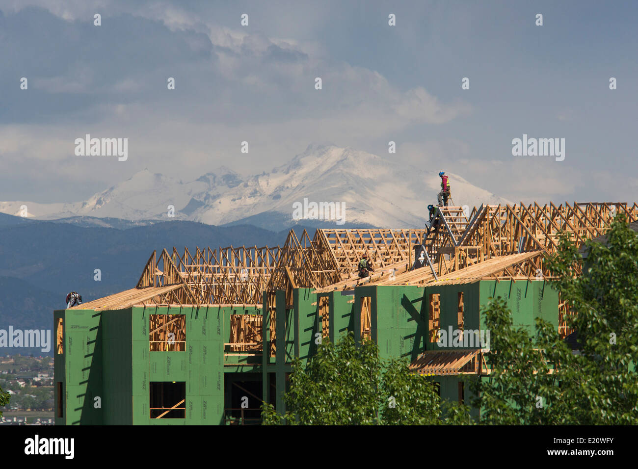 Broomfield, Colorado - Arbeiter bauen eine neue Wohnsiedlung unter den Rocky Mountains in Denver die schnell wachsenden Vororte. Stockfoto