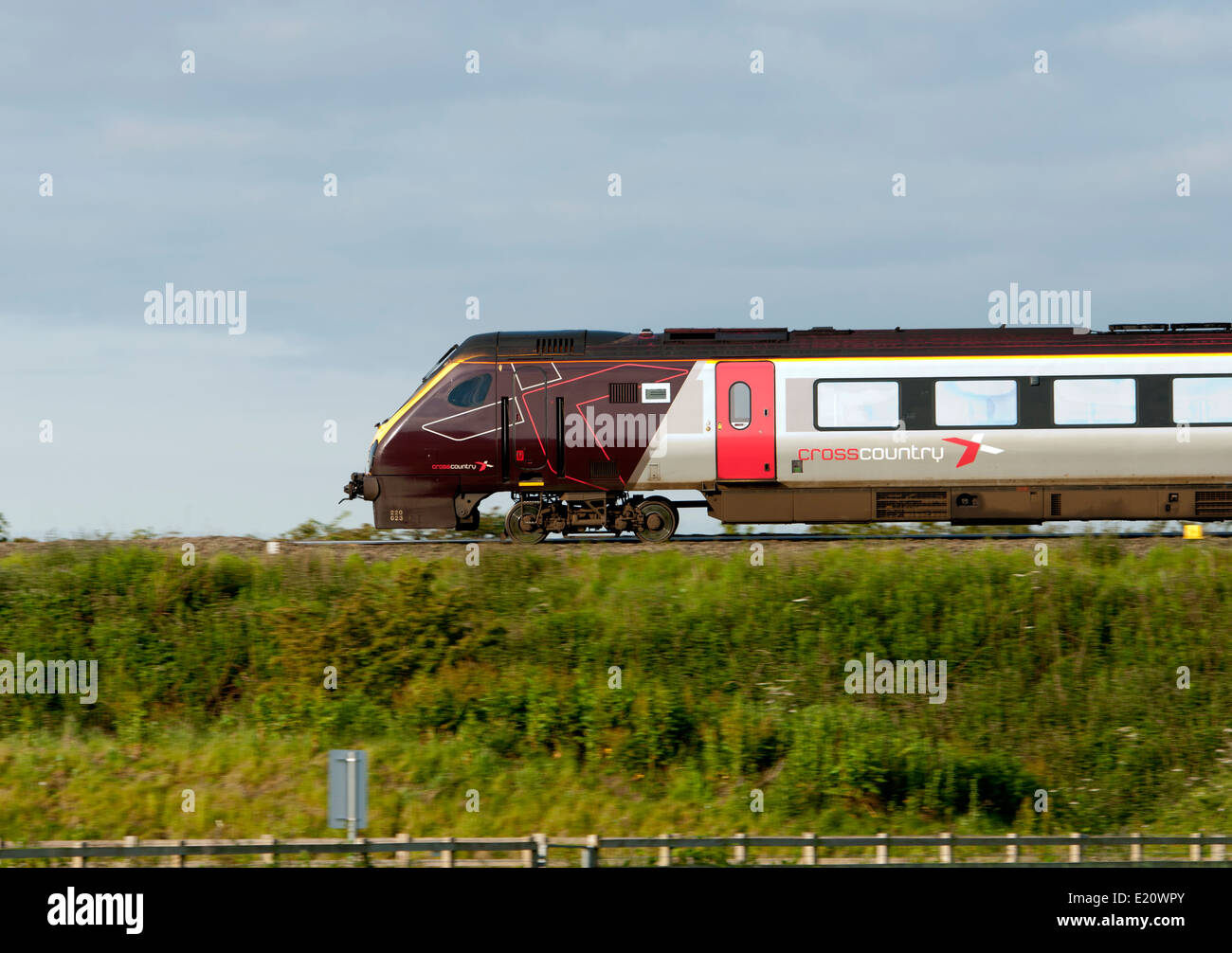 CrossCountry Voyager Zug mit Geschwindigkeit, Warwickshire, UK Stockfoto