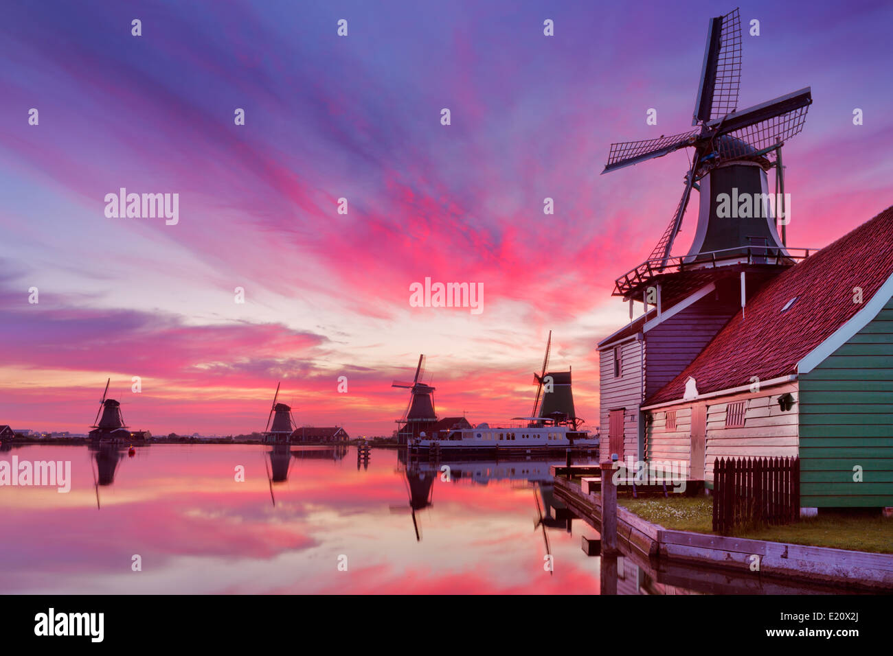 Traditionelle holländische Windmühlen entlang der Zaanse Schans bei Sonnenaufgang Stockfoto