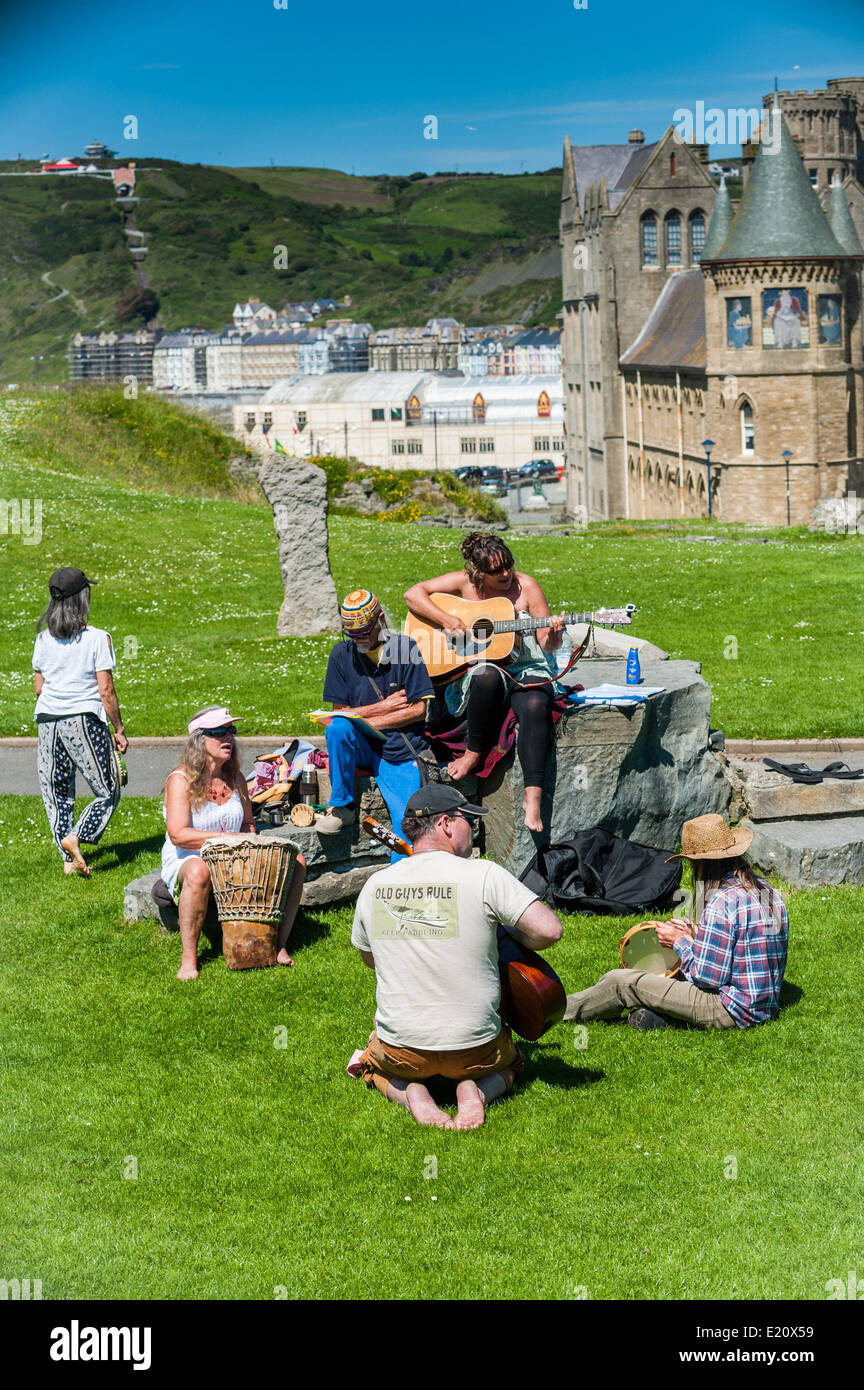 Aberystwyth Wales UK, Donnerstag, 12. Juni 2014 mit Temperaturen bis zu 18 C (64F) unter strahlend blauem Himmel, Menschen genießen gemeinsame Musizieren und singen im warmen sonnigen Juni Wetter in Aberystwyth auf West Wales Küste UK.   Temperaturen werden voraussichtlich morgen wieder um 2-3 Grad steigen, bevor mehr verunsichert Wetter bewegt sich über das Wochenende-Foto © Keith Morris Stockfoto