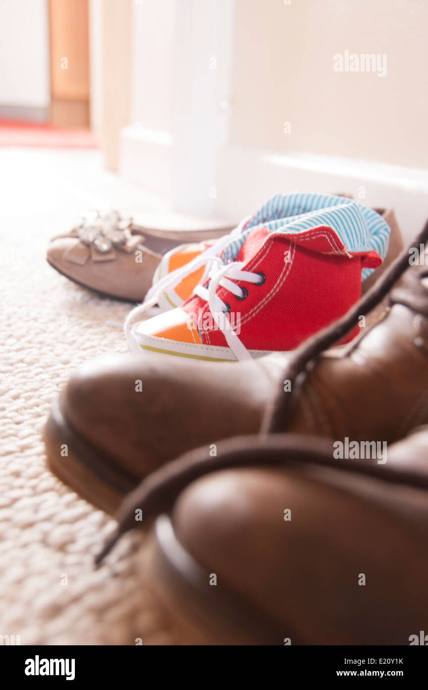 Babyschuhe aufgereiht mit Familien Schuhe Stockfoto