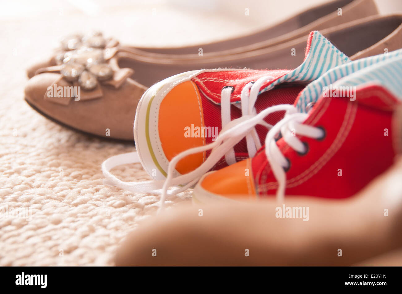 Babyschuhe aufgereiht mit Familien Schuhe Stockfoto