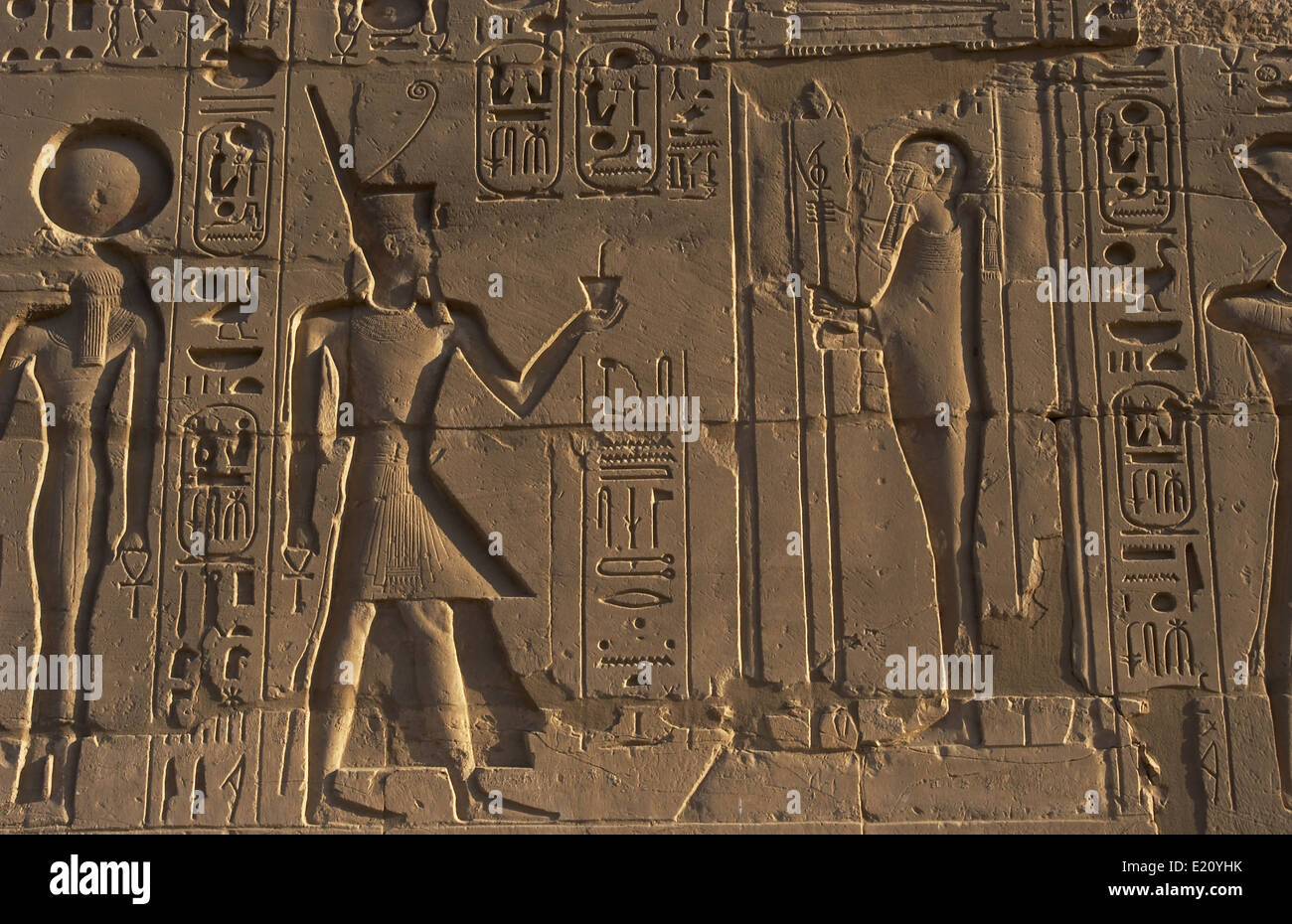 Ägyptische Kunst. Der Karnak-Tempel-Komplex. Relief Darstellung der Pharao Ramesses II eine Darbringung des Gottes Ptah. Stockfoto