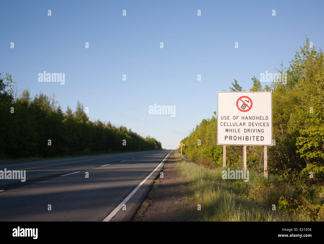 Zeichen - handheld zellulären Geräte während der Fahrt verboten. Stockfoto
