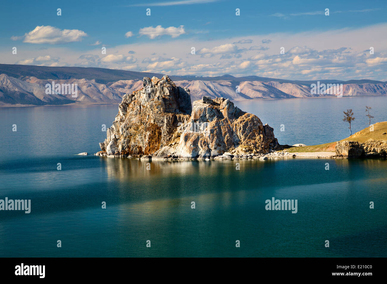 Luftaufnahme des Kap Burhan und Schamanen Felsen auf der Insel Olchon im Baikalsee, Russland Stockfoto