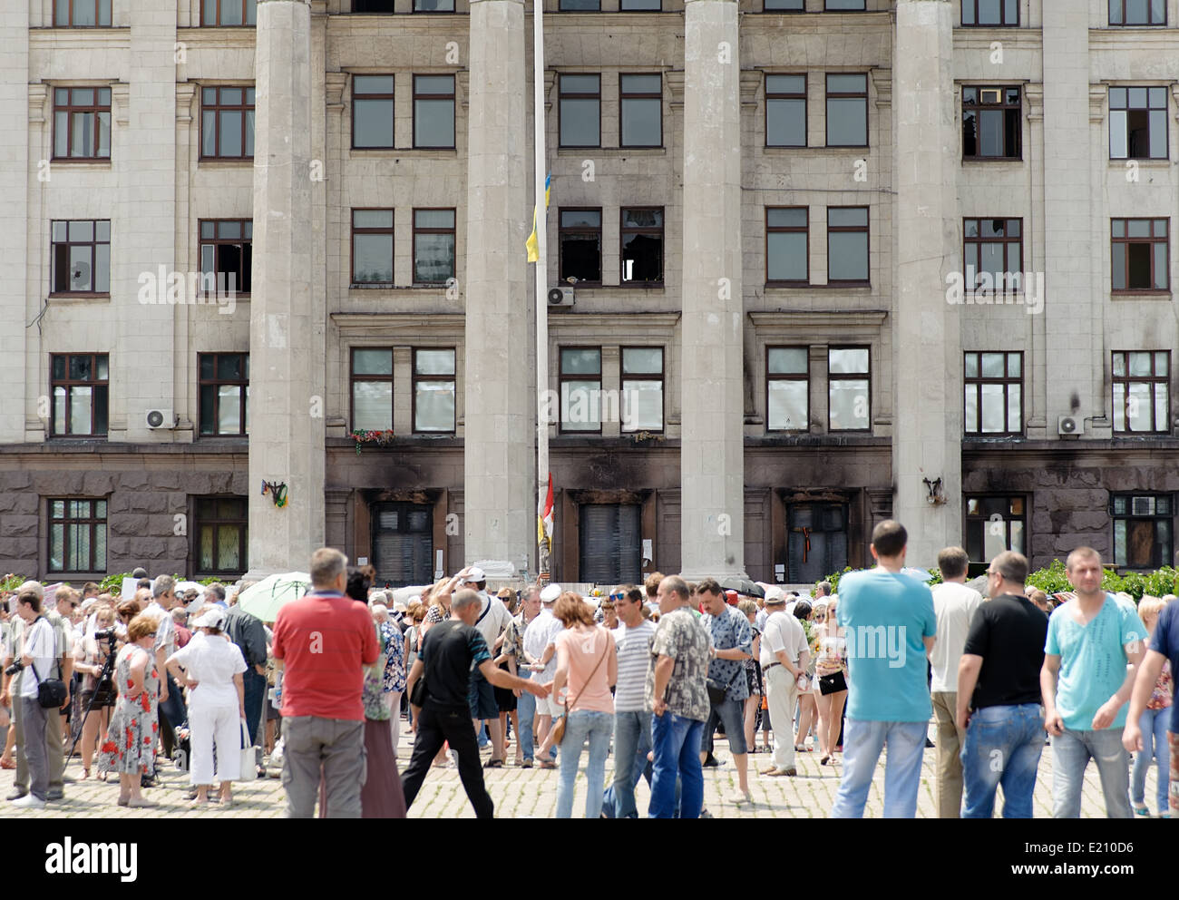 Menschen außerhalb des verbrannten Gewerkschaften-Hauses in Odessa zu Ehren der Opfer des 2. Mai 2014 kommen Auseinandersetzungen Stockfoto