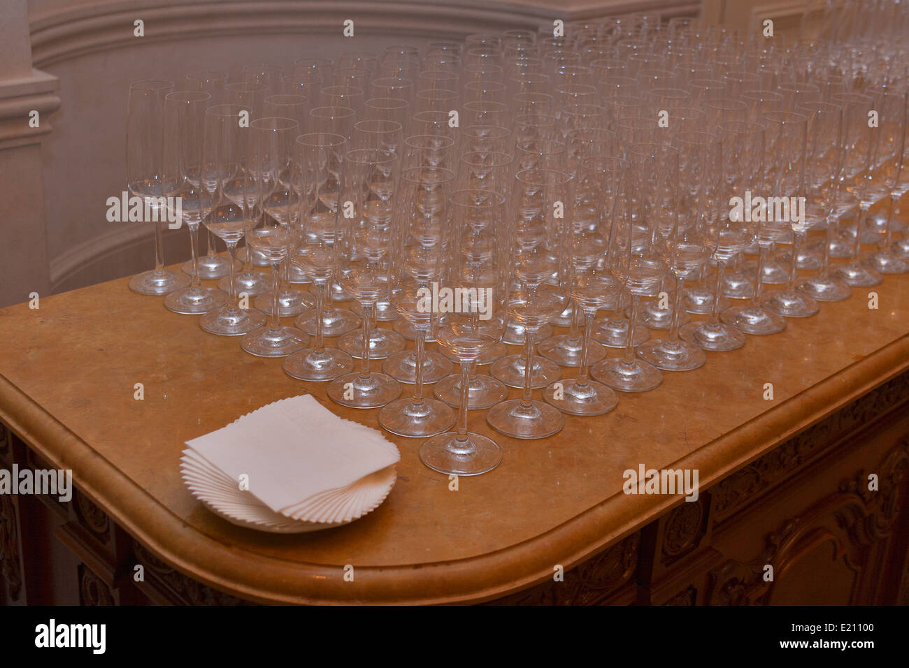 Leeren Sektgläser auf einem Marmortisch für buffet Stockfoto