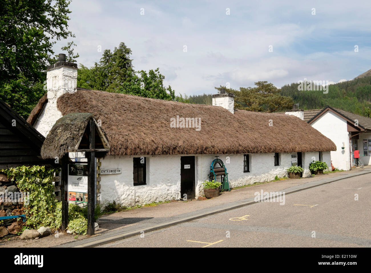 Glencoe und Norden Lorn Folk Museum im alten strohgedeckten traditionelles Gebäude in der Dorfstraße in den schottischen Highlands. Glencoe Highland Schottland Großbritannien Großbritannien Stockfoto