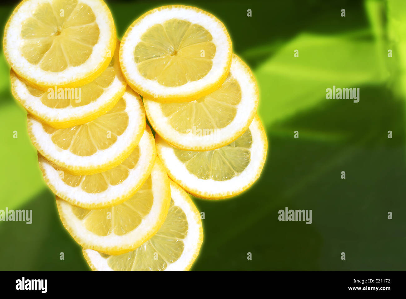 In Scheiben geschnittenen Zitrone mit einem Sommer-Hintergrund Stockfoto