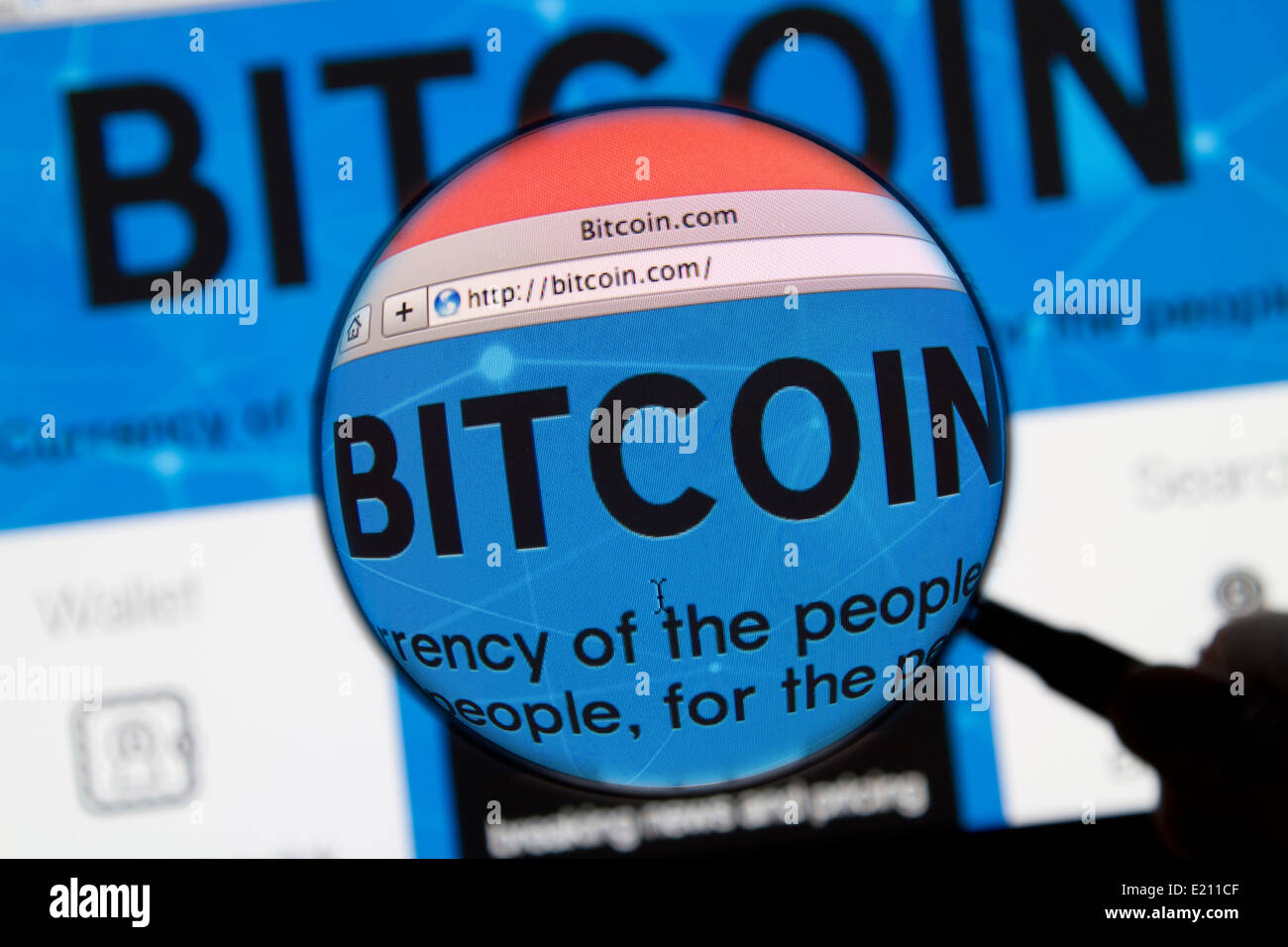 Bitcoin cyber Währung website mit Lupe. Stockfoto