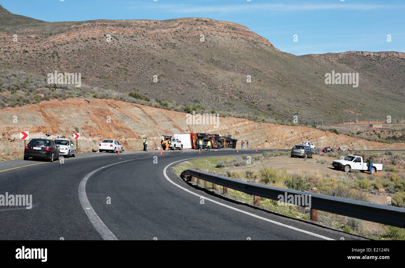 Umgestürzter LKW auf N1 Autobahn, Provinz Westkap, Südafrika Stockfoto