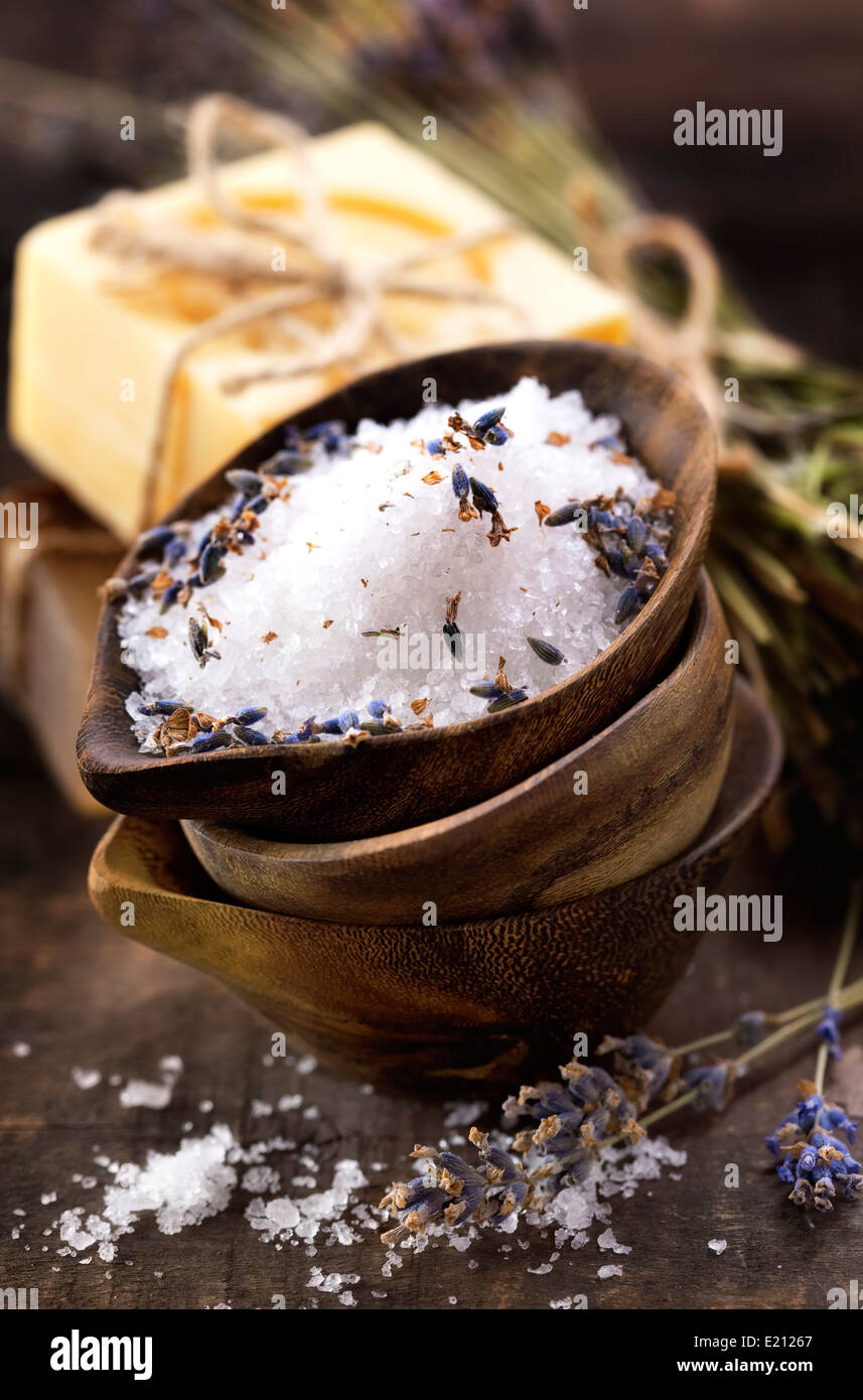 Spa-Salz, Lavendel und Seifen (Wellness und Körper Pflege Hintergrund) Stockfoto