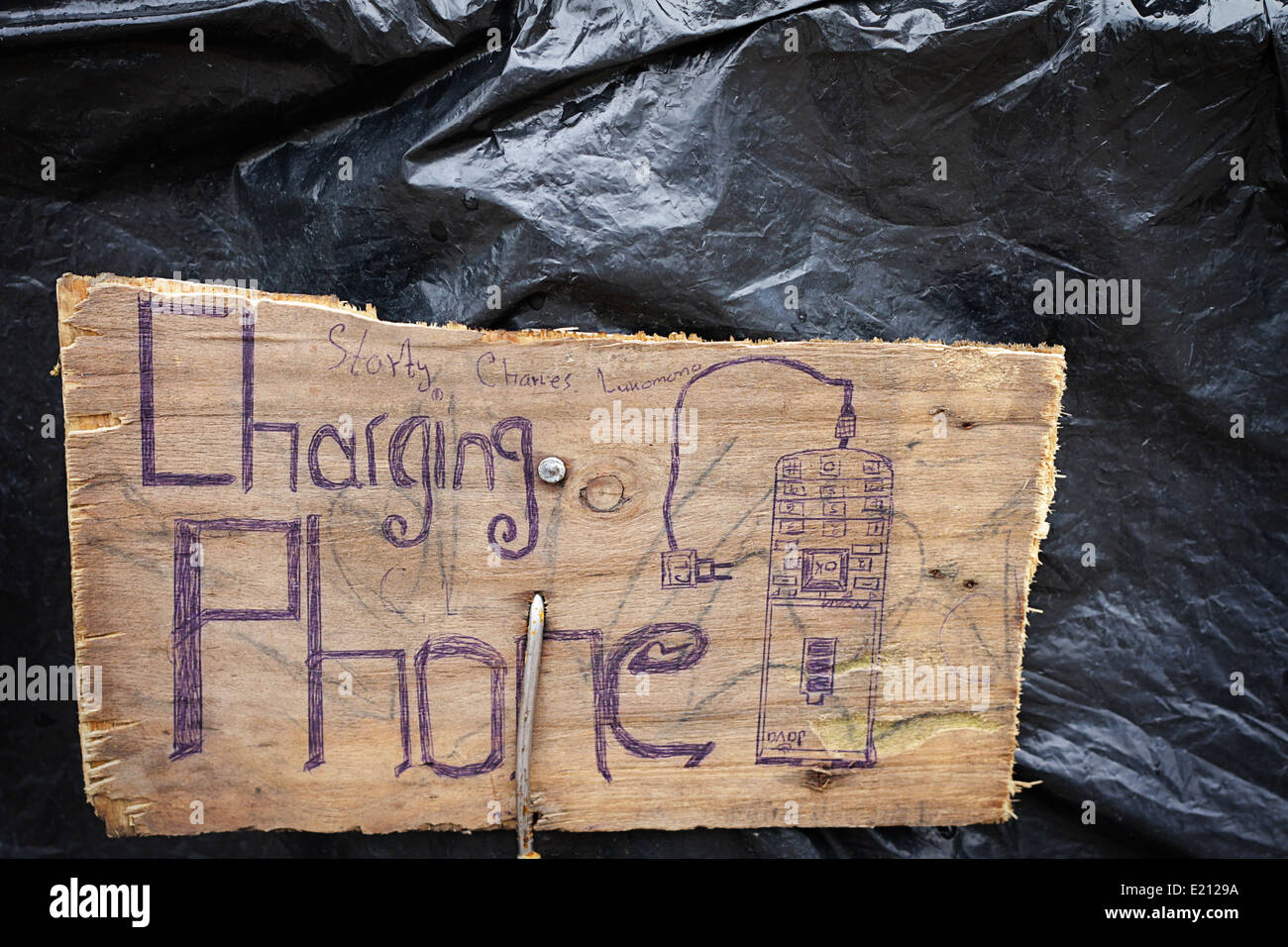 Billige Holzschild bietet Handy aufladen, Sambia Stockfoto