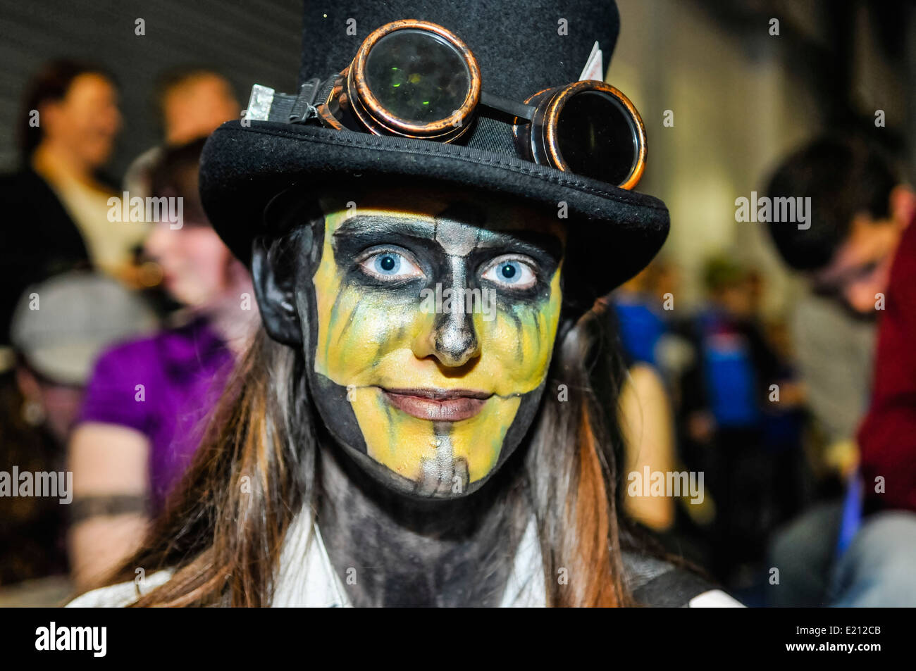 Frau nimmt an Comicon gekleidet wie ein Steampunk-Science-Fiction-Charakter Stockfoto