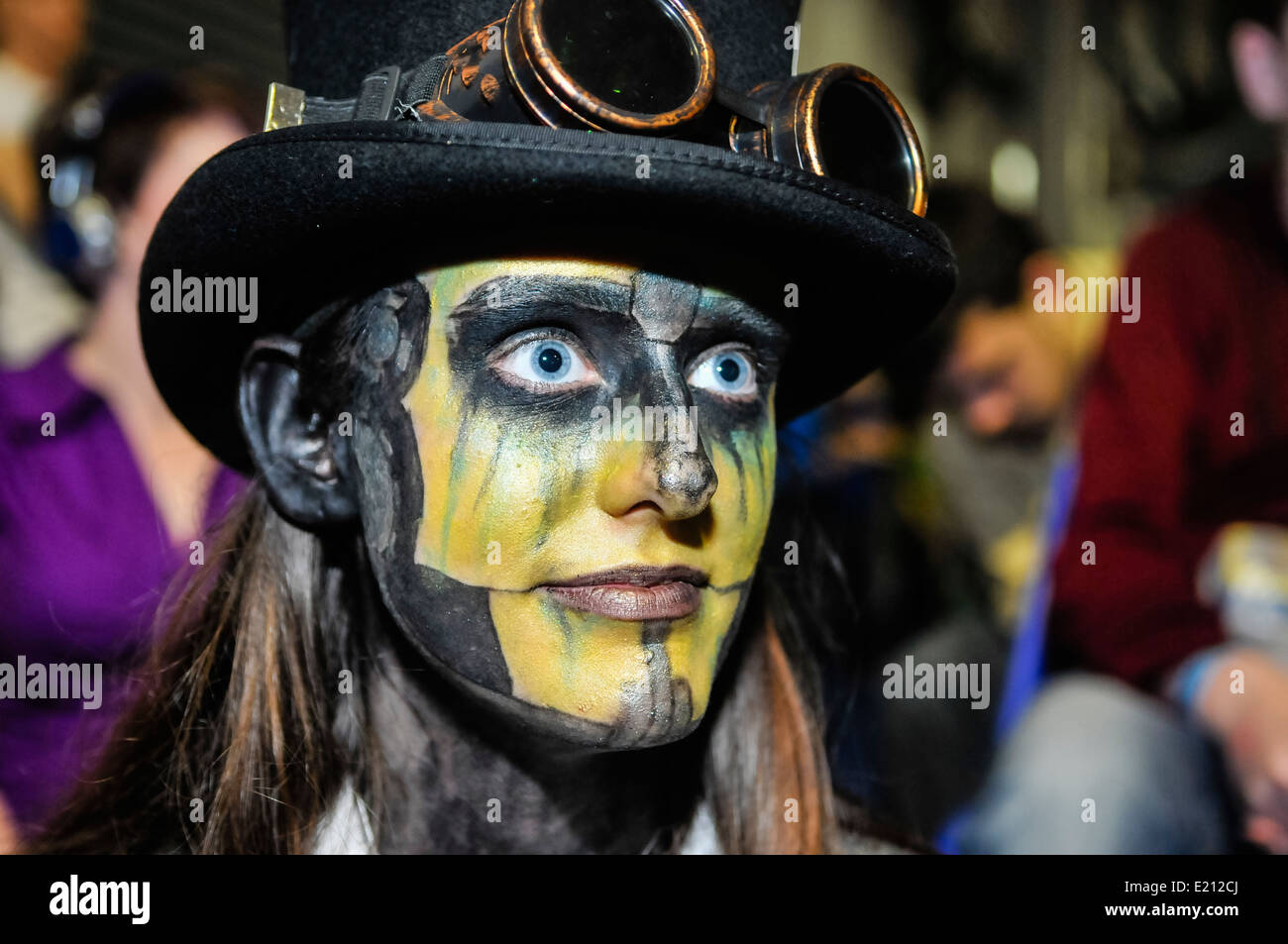 Frau nimmt an Comicon gekleidet wie ein Steampunk-Science-Fiction-Charakter Stockfoto