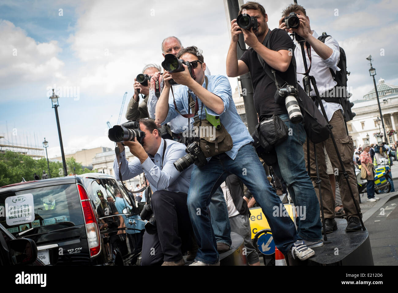 Presse-Fotografen bei der Arbeit in Whitehall in London Taxi Streik über die Uber-mobile-App.  Tausende von Londoner Taxis Teile von London zum Stillstand gebracht. Whitehall, Central London, 11. Juni 2014 Stockfoto