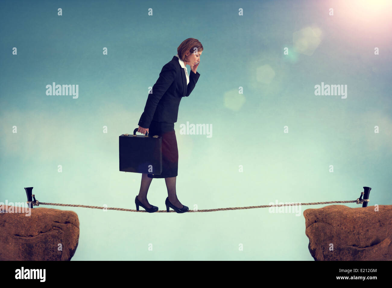 zuversichtlich Geschäftsfrau zu Fuß eine Gratwanderung oder Highwire multitasking Stockfoto