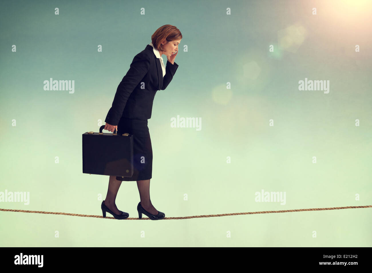 zuversichtlich Geschäftsfrau zu Fuß eine Gratwanderung oder Highwire multitasking Stockfoto