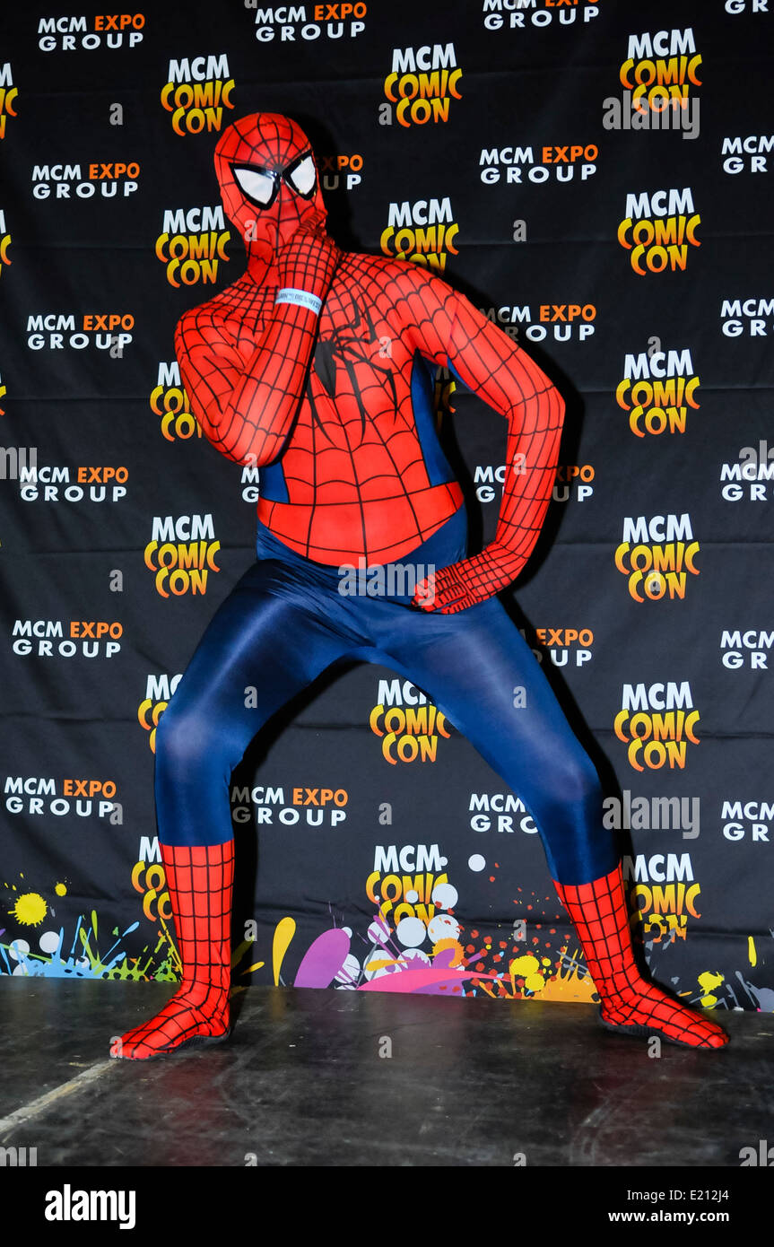 Mann besucht Comicon als Spiderman verkleidet Stockfoto