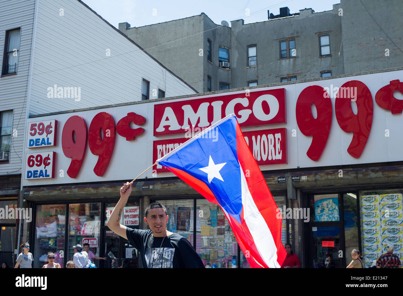 Eine Parade Goer winkt ein Puerto-Ricanischer Flag The Brooklyn Puerto Rican Day Parade im Stadtteil Bushwick, Brooklyn Stockfoto