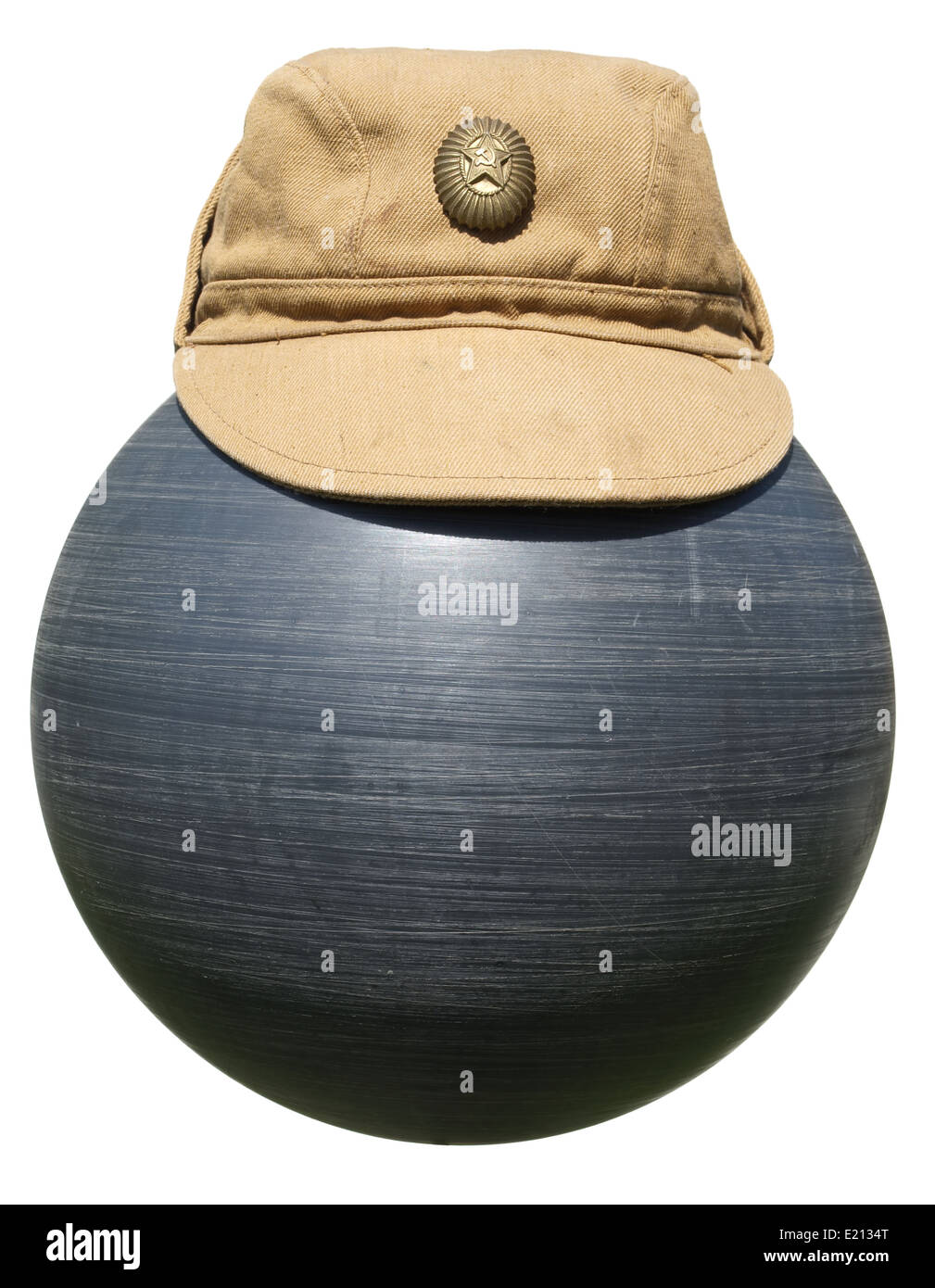 Khaki Militärmütze auf der Kunststoff-Kugel Schwarz isoliert auf weißem Hintergrund. Stockfoto