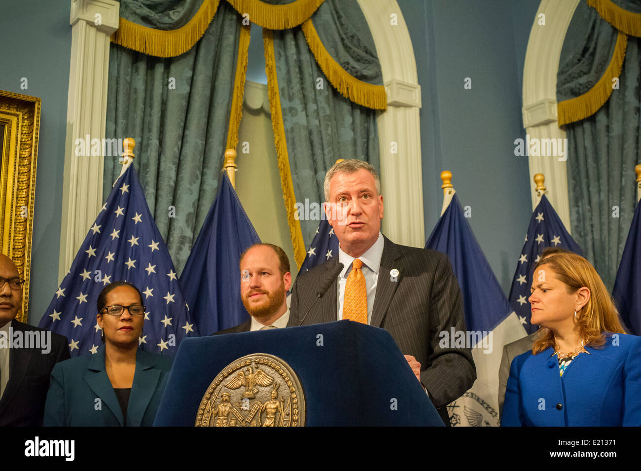 New Yorker Bürgermeister Bill De Blasio, Center, eine Rechnung, die Vertragsunterzeichnung im blauen Zimmer in City Hall in New York Stockfoto