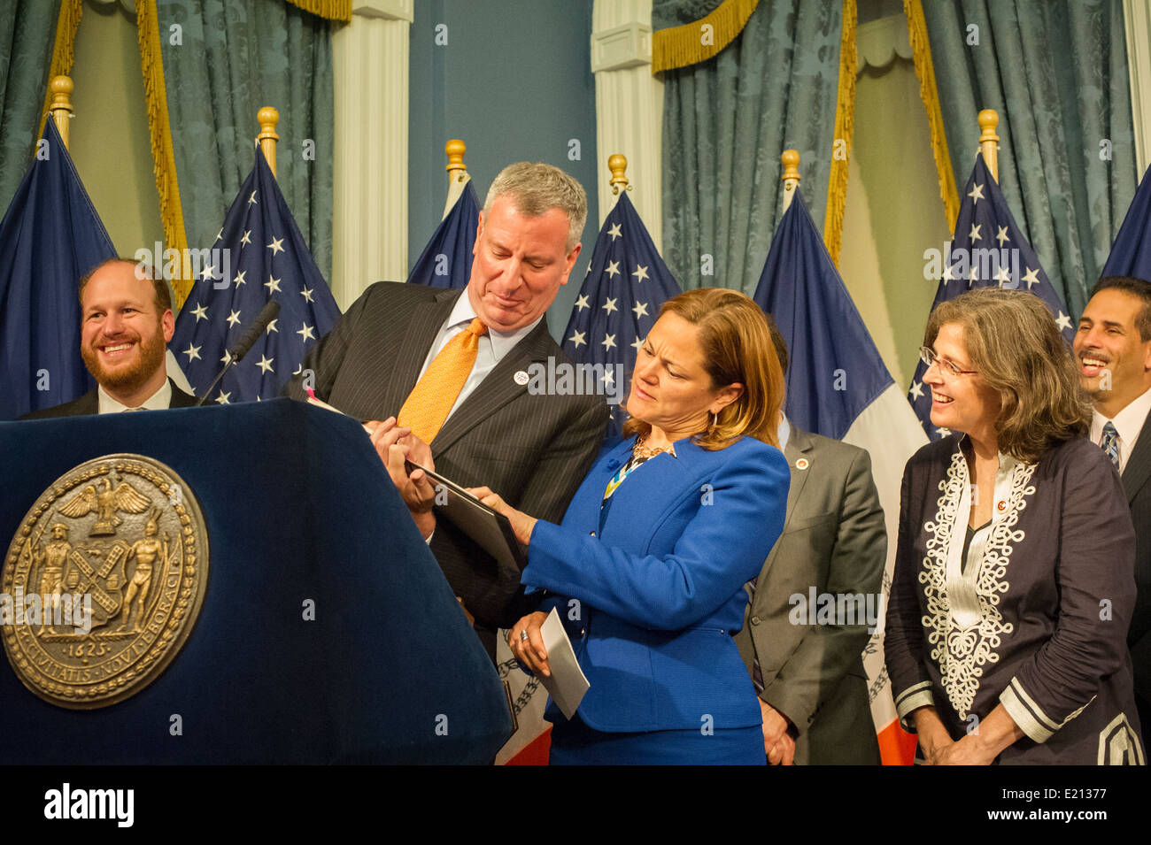 New Yorker Bürgermeister Bill De Blasio, Center, eine Rechnung, die Vertragsunterzeichnung im blauen Zimmer in City Hall in New York Stockfoto