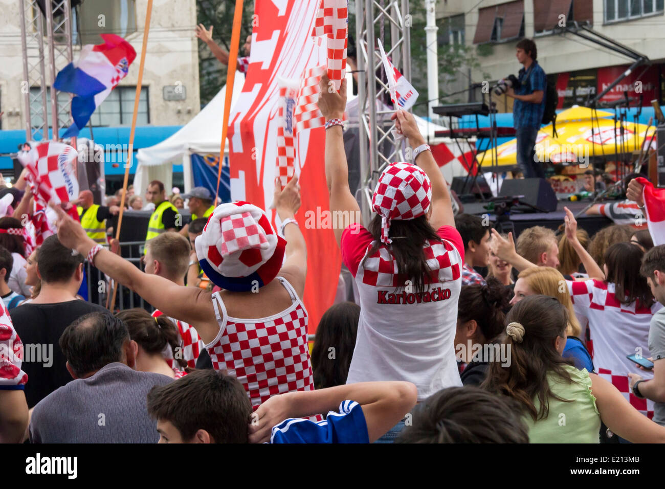 Kroatischen Fußball-Fans auf dem Hauptplatz, beobachten EURO 2012 Spiel Italien Vs Kroatien am 14. Juni 2012 in Zagreb, Kroatien Stockfoto