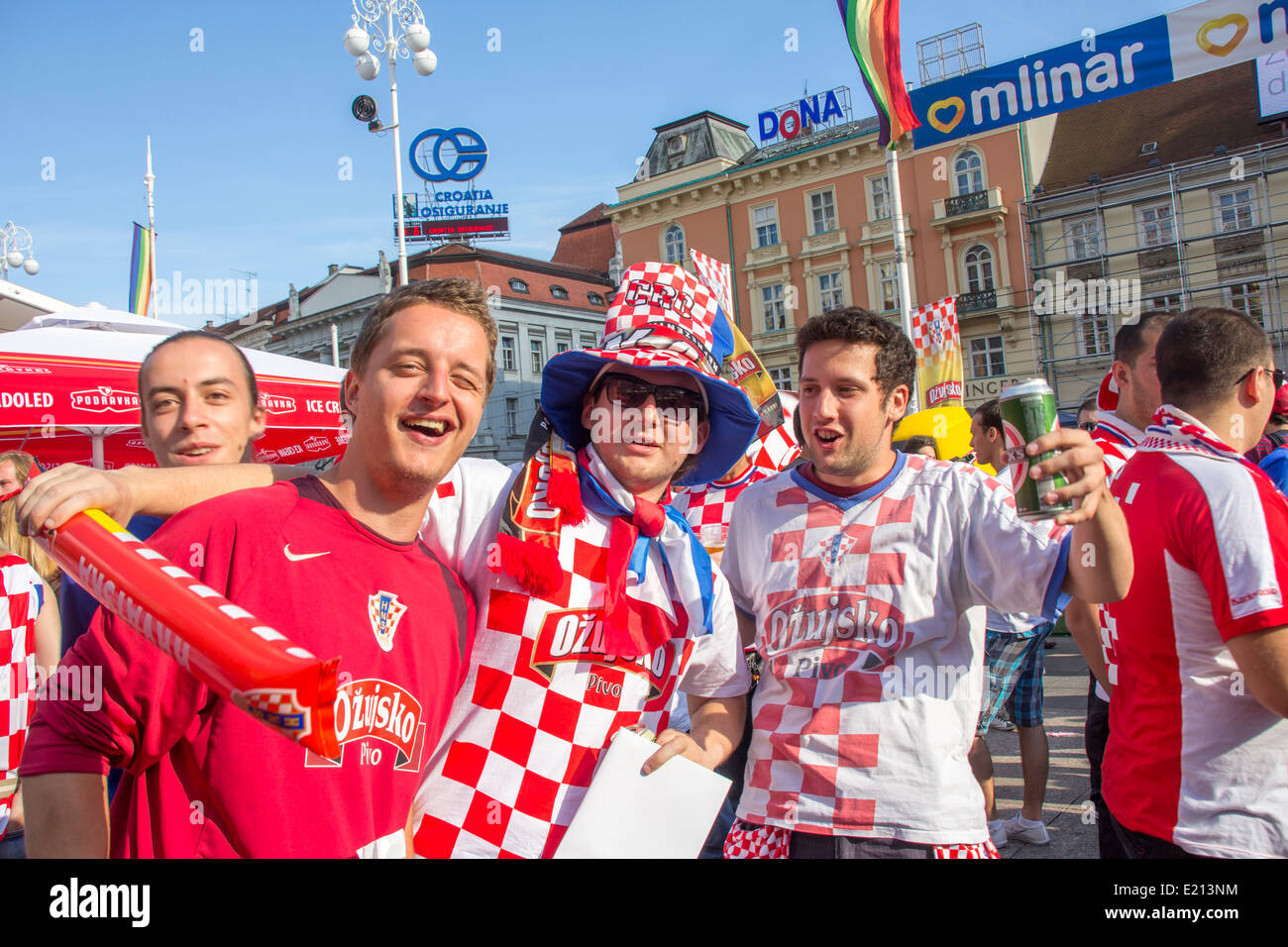 Kroatischen Fußball-Fans auf dem Hauptplatz, beobachten EURO 2012 Spiel Italien Vs Kroatien am 14. Juni 2012 in Zagreb, Kroatien Stockfoto