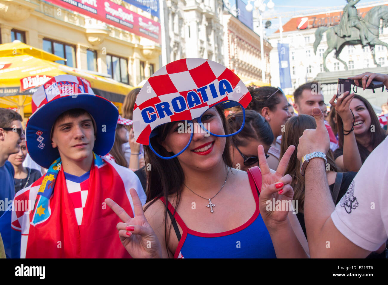Kroatischen Fußball-Fans auf dem Hauptplatz, beobachten EURO 2012 Spiel Italien Vs Kroatien am 14. Juni 2012 in Zagreb, Kroatien Stockfoto
