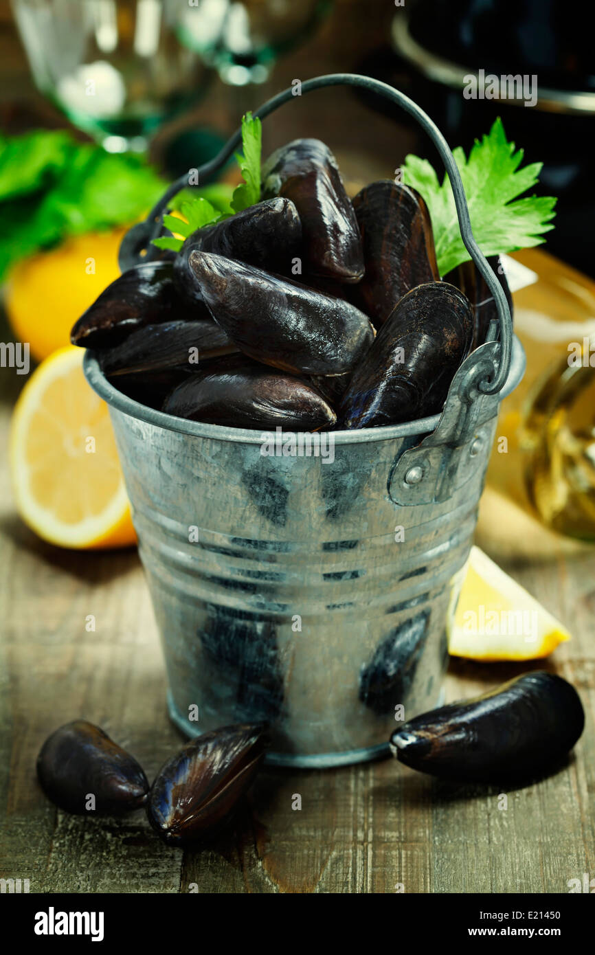 Bereit für das Kochen auf hölzernen Hintergrund frische Muscheln Stockfoto