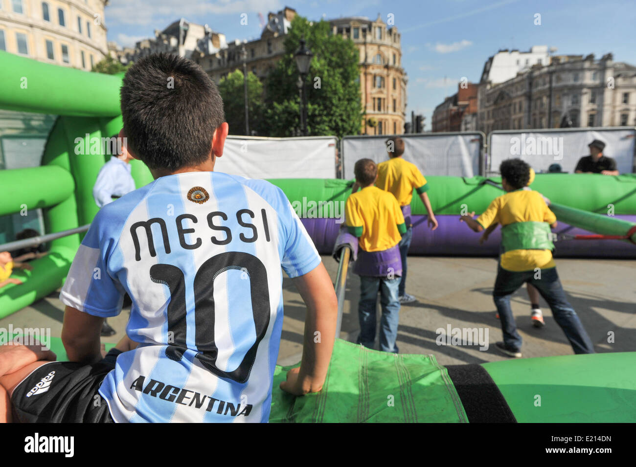 Trafalgar Square, London, UK. 12. Juni 2014. Brasilien-Fans spielen menschliche Tischfußball am Trafalgar Square, als die WM heute Abend startet. Bildnachweis: Matthew Chattle/Alamy Live-Nachrichten Stockfoto