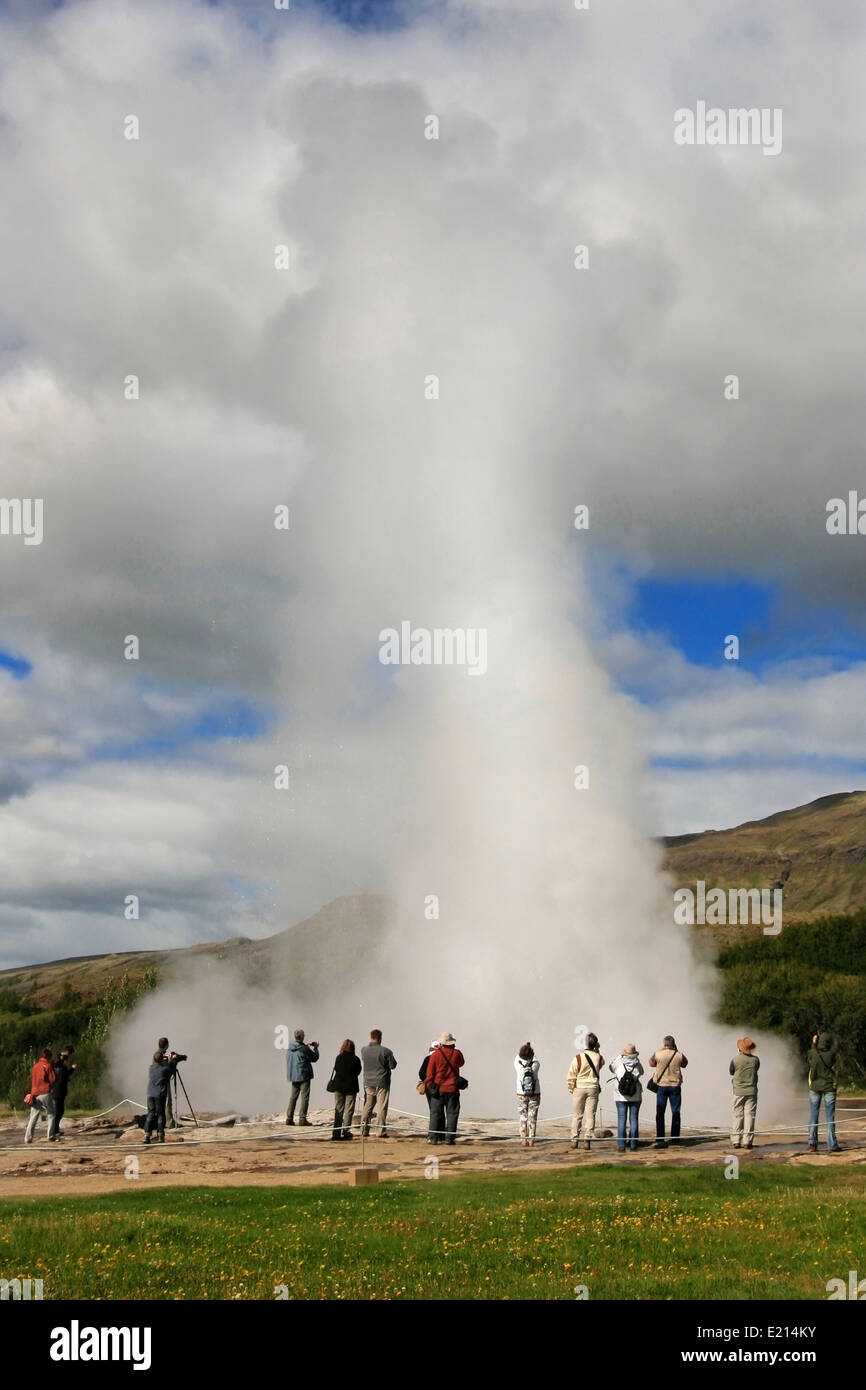Ausbruch des Geysir Strokkur im Bereich Geysir, Island. Stockfoto