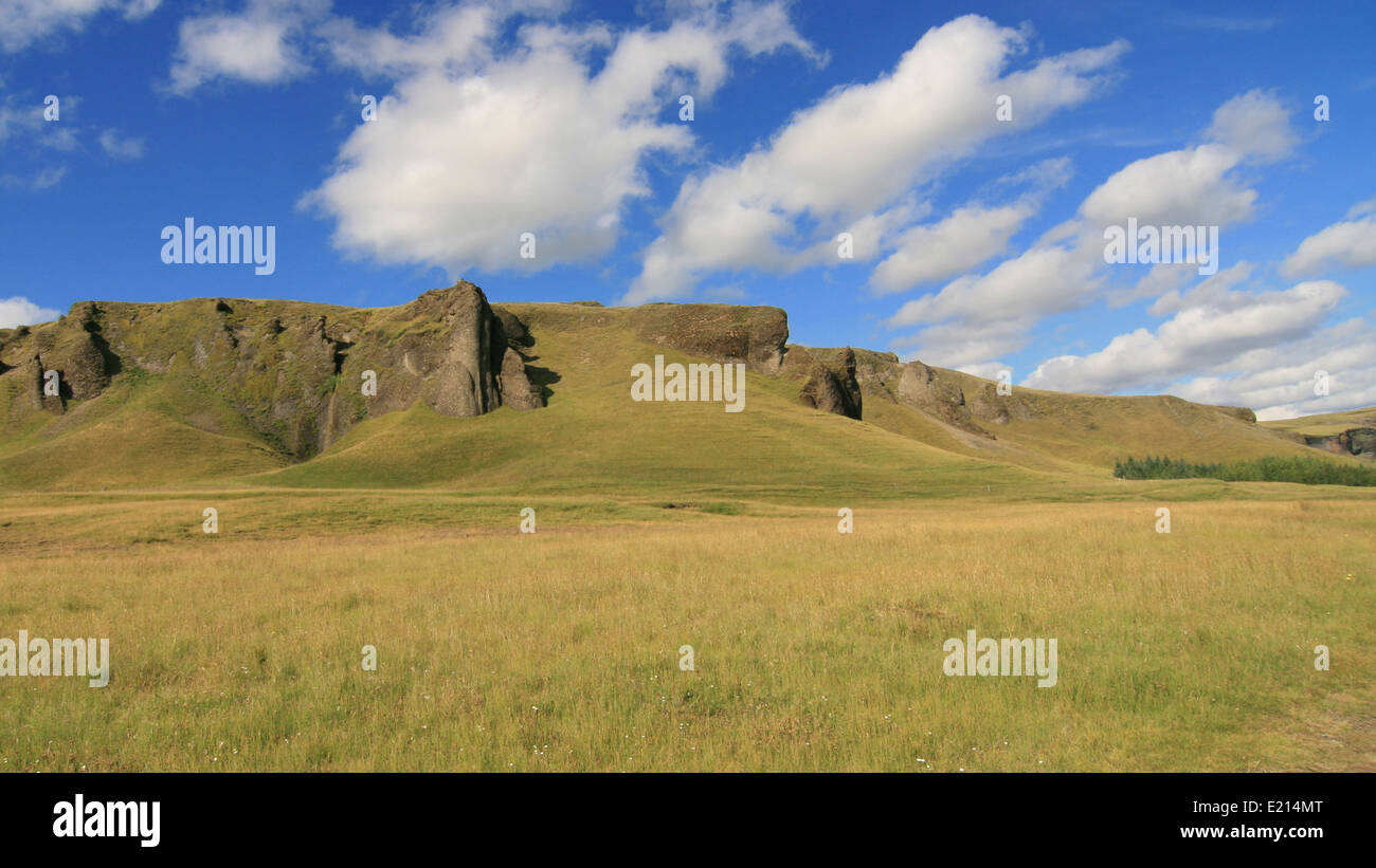 Kirkjubaejarklaustur Hügel im Süden Islands. Stockfoto