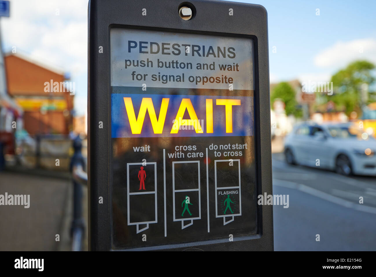 Pelican Crossing Push Button Control Panel beleuchtet warten Marktstraße Lutterworth Stockfoto