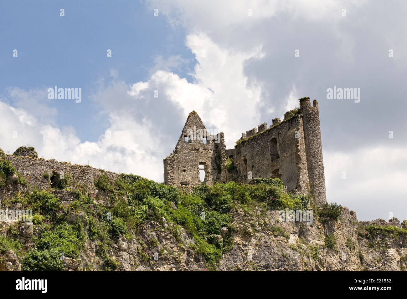 Burgruine am Winkel Sur l'Anglin, Vienne, Frankreich. Stockfoto