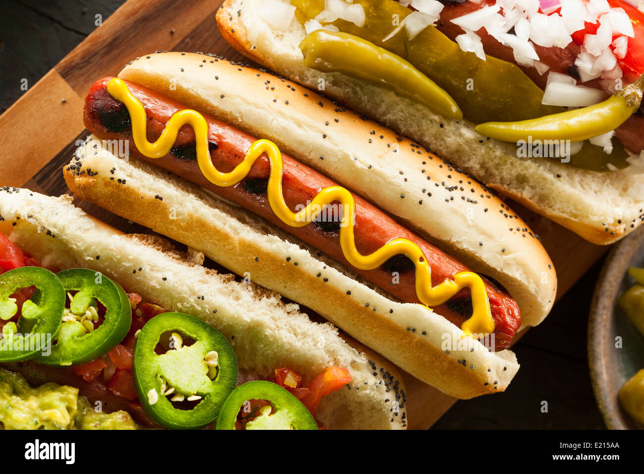 Gourmet gegrilltes Rindfleisch Hots Hunde mit Seiten und Pommes frites Stockfoto