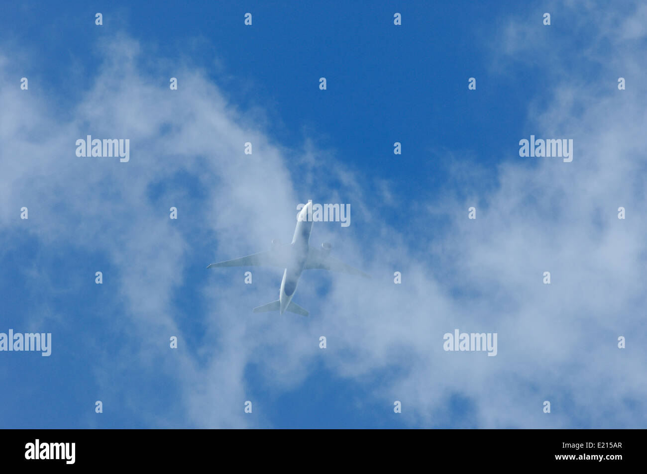 Passagierflugzeug durch Wolken fliegen Stockfoto