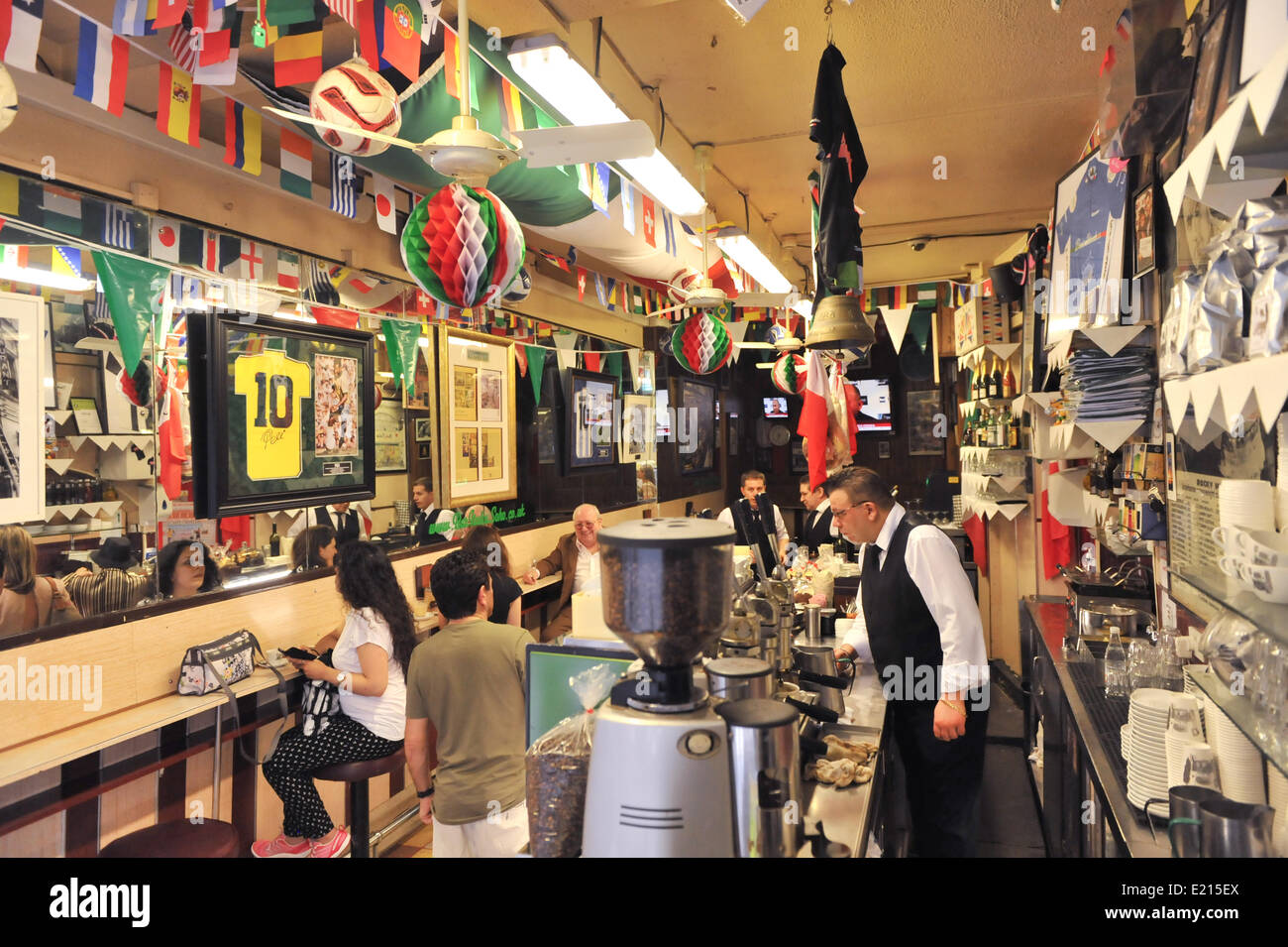 Old Compton Street, London, UK. 12. Juni 2014.The berühmten Bar Italia in Soho ist bereit für die WM. Bildnachweis: Matthew Chattle/Alamy Live-Nachrichten Stockfoto